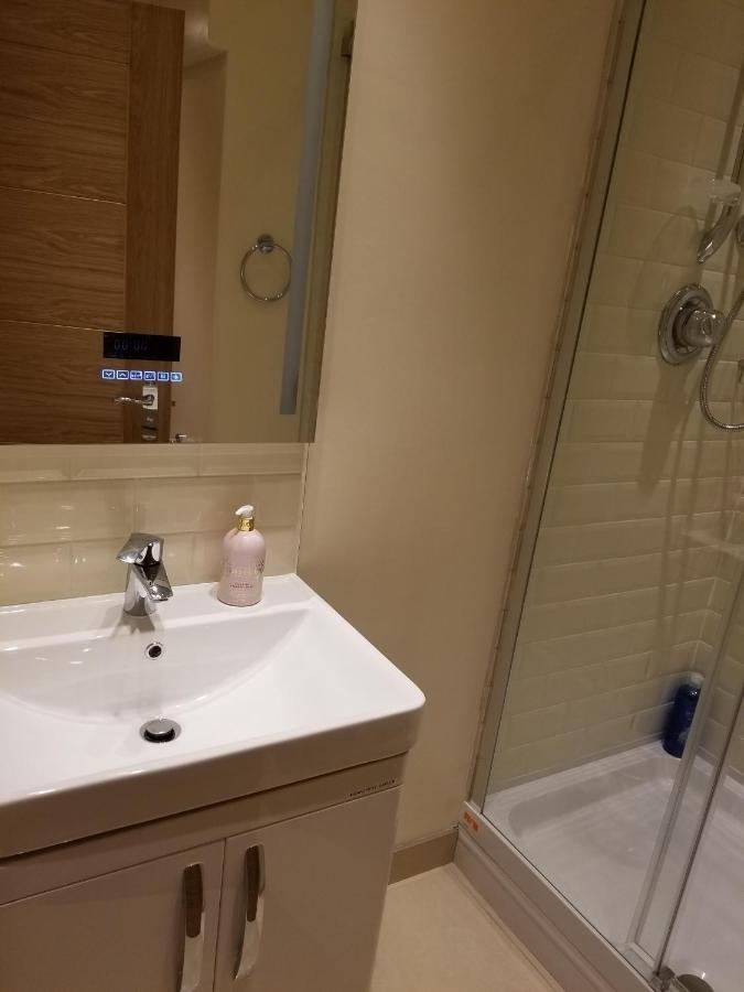 London Luxury Apartment 4 Bedroom Sleeps 12 People With 4 Bathrooms 1 Min Walk From Station Wanstead Εξωτερικό φωτογραφία