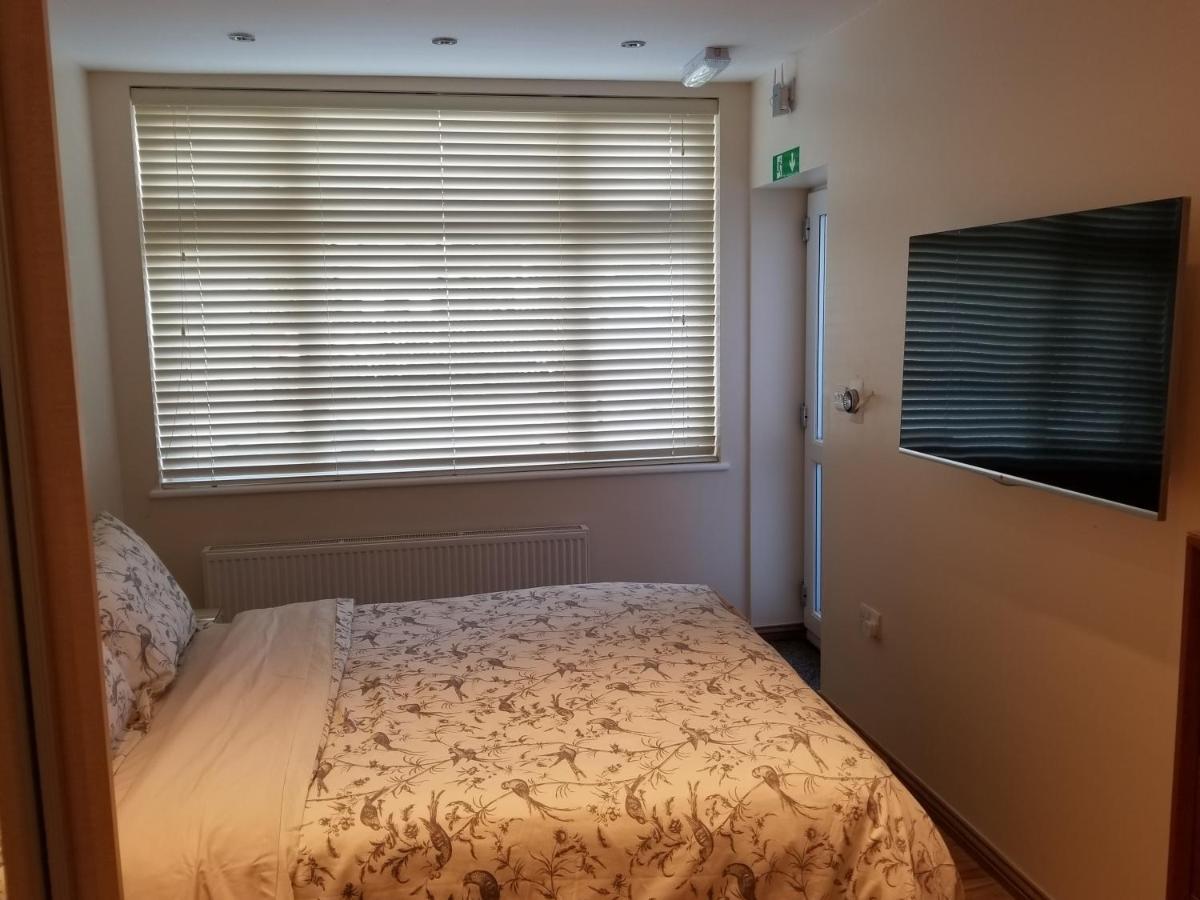 London Luxury Apartment 4 Bedroom Sleeps 12 People With 4 Bathrooms 1 Min Walk From Station Wanstead Εξωτερικό φωτογραφία