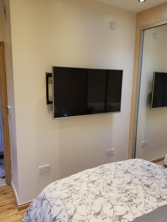 London Luxury Apartment 4 Bedroom Sleeps 12 People With 4 Bathrooms 1 Min Walk From Station Wanstead Εξωτερικό φωτογραφία