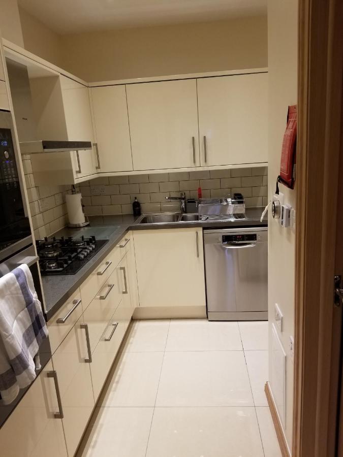London Luxury Apartment 4 Bedroom Sleeps 12 People With 4 Bathrooms 1 Min Walk From Station Wanstead Εξωτερικό φωτογραφία