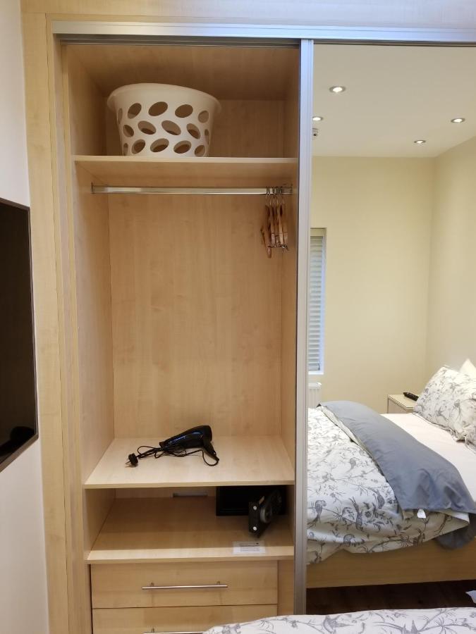 London Luxury Apartment 4 Bedroom Sleeps 12 People With 4 Bathrooms 1 Min Walk From Station Wanstead Εξωτερικό φωτογραφία